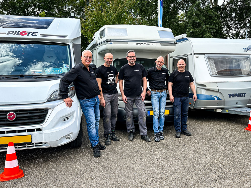 Het ervaren team van WellColl, gespecialiseerd in caravan- en camperherstel in Limburg.