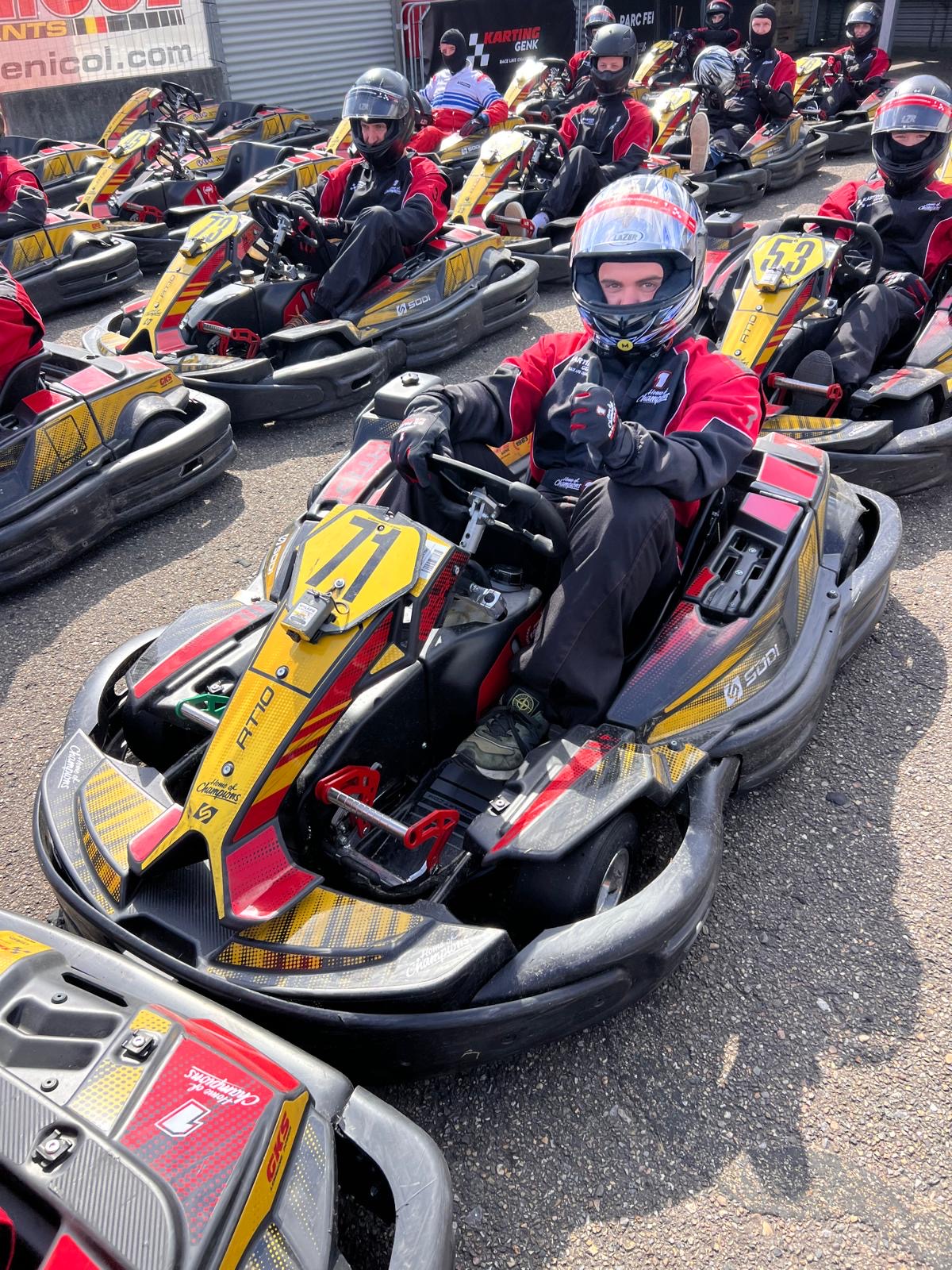 Medewerkers van WellColl zitten klaar in karts tijdens een teamuitje.