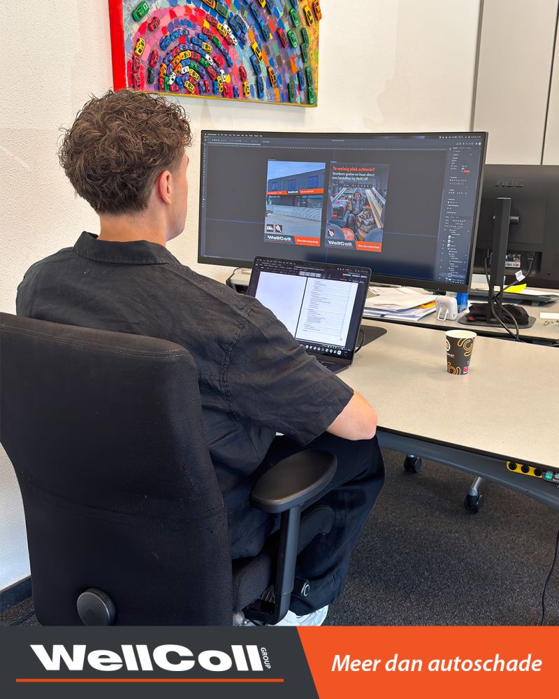 Stagiair ontwerpt marketingmateriaal voor WellColl op kantoor.